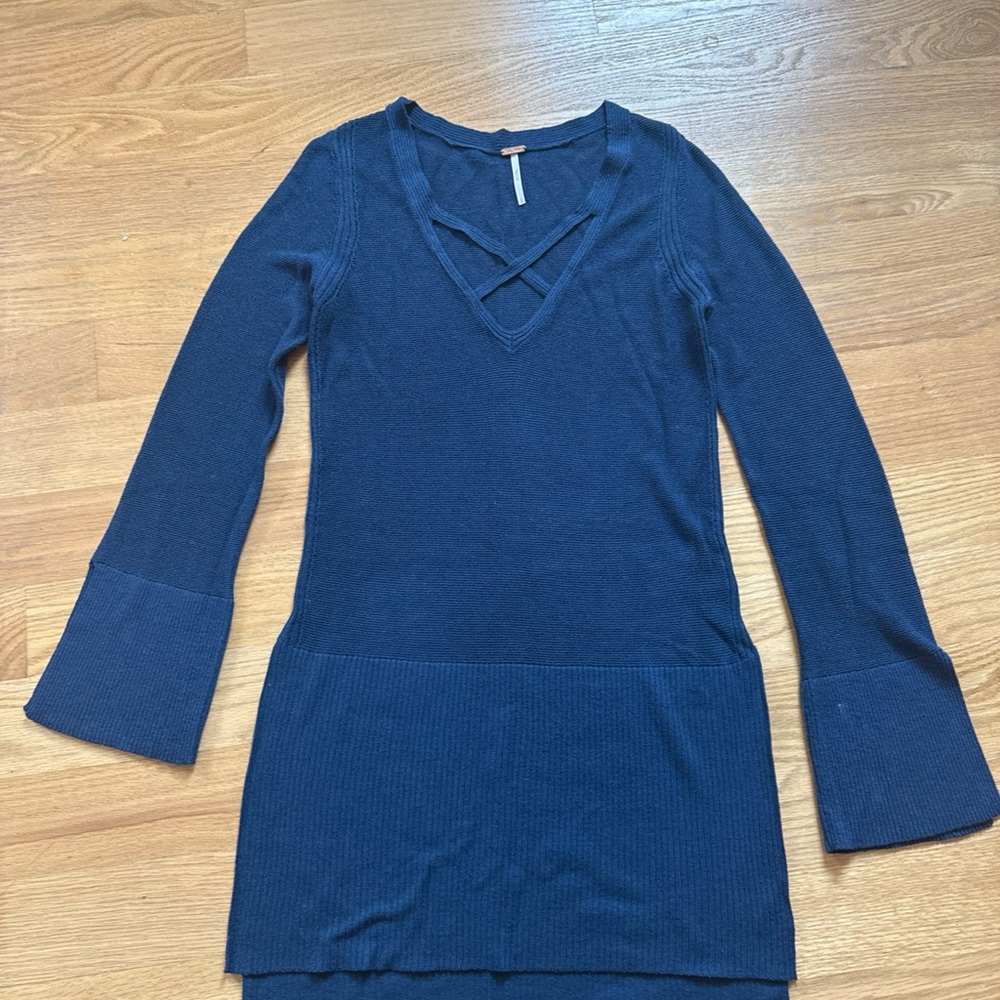 Free People Long Sweater, V neck, Split Hem. Like New, Blue, Size S, Lightweight